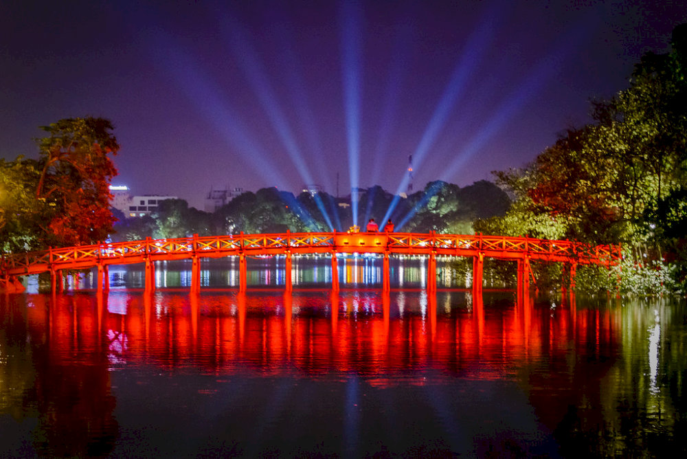 Witness the beauty of Hoan Kiem Lake by night